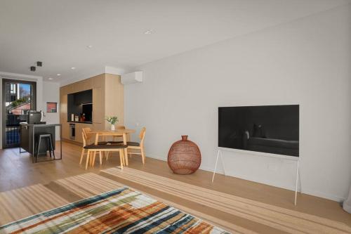 Chic Apartment with Park Views and Prime Location