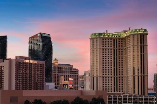 Marriott Grand Chateau 1BD - on the strip - image 4
