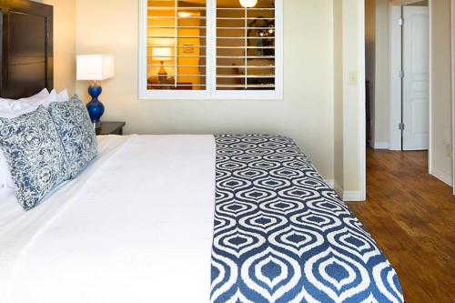 Enjoy the sands of the Atlantic in this tropical 2BD condo with resort amenities for family in Ormond Beach, USA