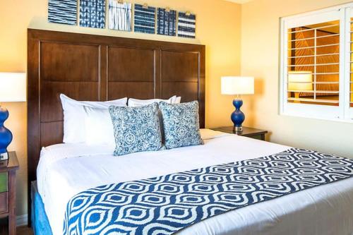 Enjoy the sands of the Atlantic in this tropical 2BD condo with resort amenities for family in Ormond Beach, USA