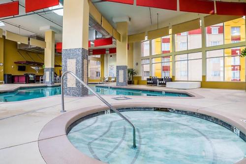 2BD resort condo with amenities and next to shopping right off the Las Vegas Strip - image 7