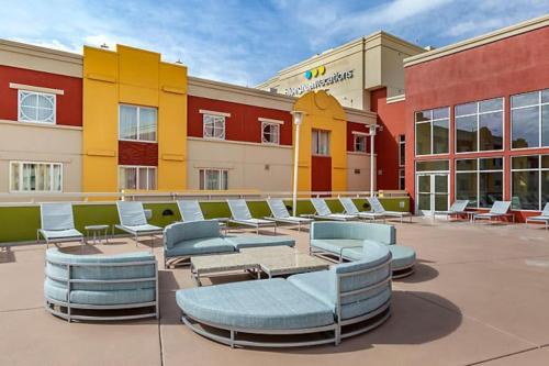 2BD resort condo with amenities and next to shopping right off the Las Vegas Strip - image 10
