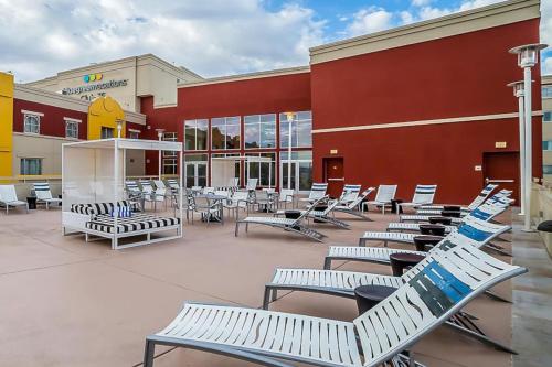 2BD resort condo with amenities and next to shopping right off the Las Vegas Strip - image 9