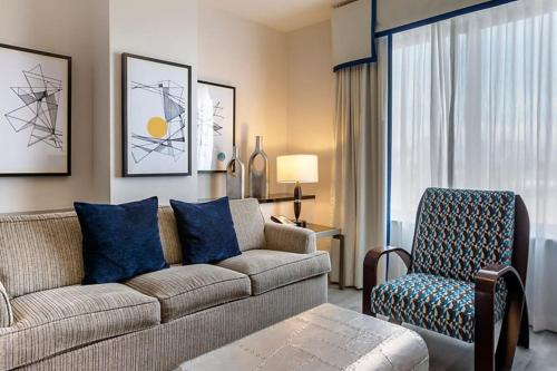 2BD resort condo with amenities and next to shopping right off the Las Vegas Strip - image 3