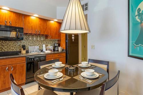 2BD resort condo with amenities and next to shopping right off the Las Vegas Strip - image 14