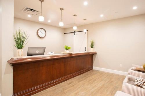 Enjoy your AM coffee in resort relaxation garden in this great 1BD condo in Orlando - image 8