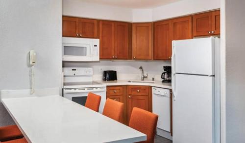 Family fun in Palm Springs in this resort 2BD condo with resort amenities including kids pool - image 4