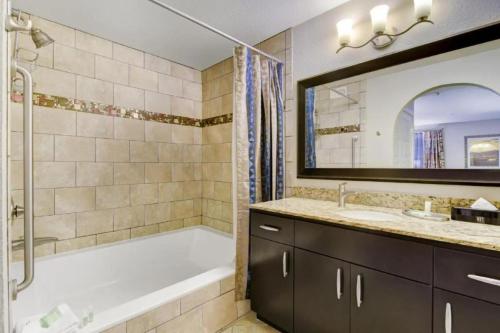 Close to the Strip 1BD resort condo ideal for families or friends gateaway - image 3
