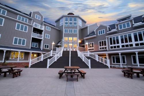 Enjoy snowball fights or romantic nights in a 1BD vacation apartment in Brownsville, USA