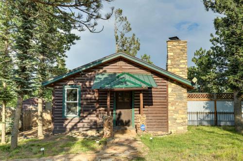 Come to the Hideout Hot Tub Fire Pits & Views in Woodland Park, USA