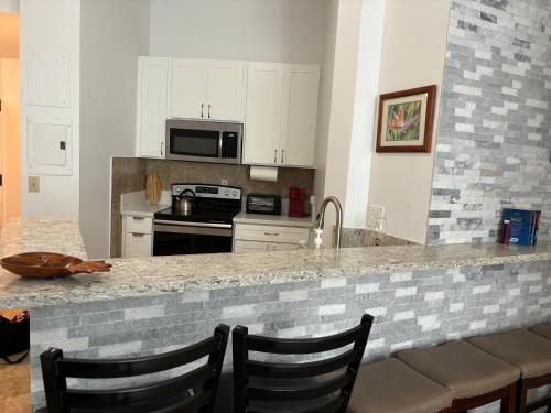 Condotel Quiet with High Ceiling Free Parking and WiFi near Queen Emma Summer Palace