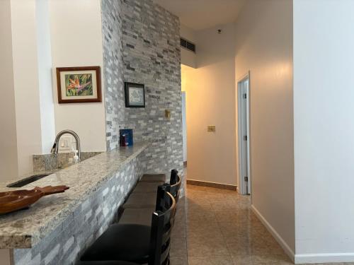Fasiliteter, Condotel Quiet with High Ceiling Free Parking and WiFi near Queen Emma Summer Palace