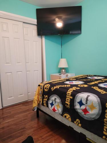 Cozy 6 bedroom home with Gameroom and Fire pit. in Rawsonville, USA