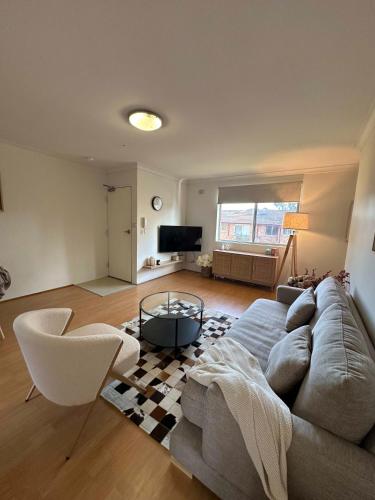 Cute & Light-filled Apartment - near Liverpool CBD - Sydney