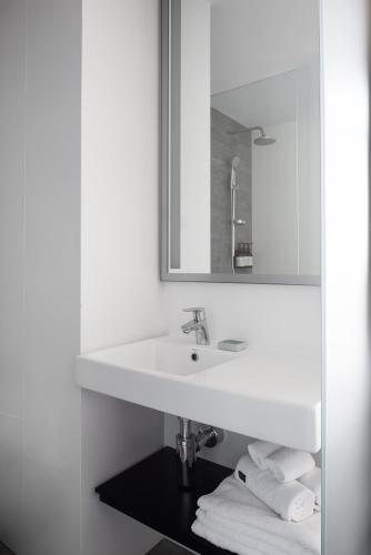 Queen Room image 5