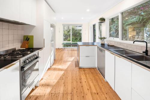 設施, Treetop Retreat Northern Beaches with Stunning Pittwater Bay Views in 北灘