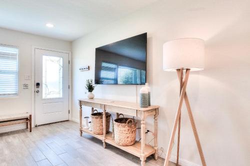 Beachside Bliss Spacious 3BR Retreat, Steps to Ocean in Oceanside, USA