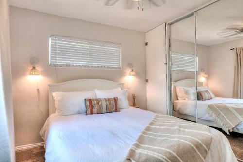 Beachside Bliss Spacious 3BR Retreat, Steps to Ocean in Oceanside, USA