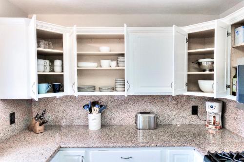 Beachside Bliss Spacious 3BR Retreat, Steps to Ocean in Oceanside, USA