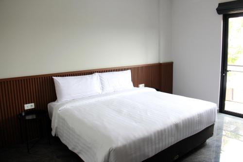 Moscato Hotel Room Type - Deluxe King Room