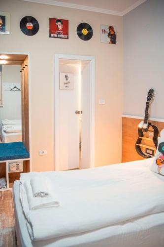 Three Dolphins Hotel with Rooftop terracе Three Dolphins Hotel with Rooftop terracе