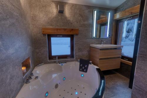 อ่างแช่น้ำร้อน, *Nouveau* Chalet Chamonix Cottage in เล ปราซ ด็อง บาส