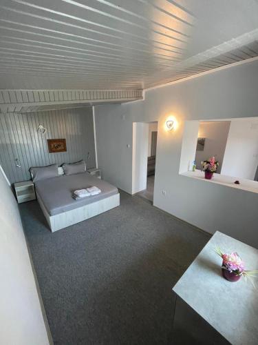 1 twin bed, 1 sofa bed