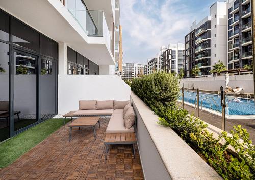1BR Gem with Pool 15 Mins to Downtown Dubai, Dubaj