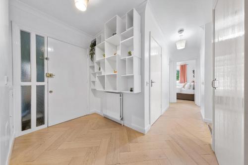 Azalea Apartment: home comforts by the river