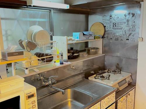 Kitchen, 【2階建1棟貸し】#寝室4部屋/駅前商店街/無料高速Wi-Fi/羽田空港へ直行/エアコン完備 in Gumyoji