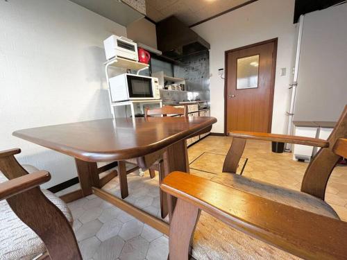 Kitchen, 【2階建1棟貸し】#寝室4部屋/駅前商店街/無料高速Wi-Fi/羽田空港へ直行/エアコン完備 in Gumyoji