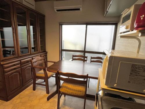 Kitchen, 【2階建1棟貸し】#寝室4部屋/駅前商店街/無料高速Wi-Fi/羽田空港へ直行/エアコン完備 in Gumyoji