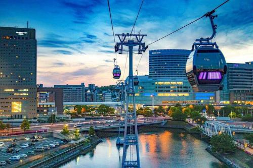 Nearby attraction, 【2階建1棟貸し】#寝室4部屋/駅前商店街/無料高速Wi-Fi/羽田空港へ直行/エアコン完備 in Gumyoji