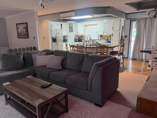 Konyha, Home Away from Home in Newton