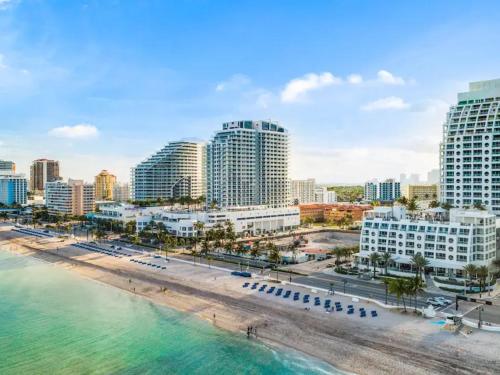 Luxury Condo with Daily c - image 9