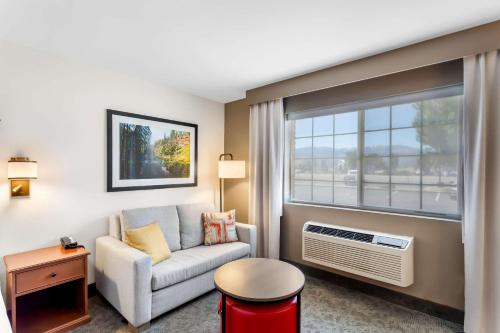 Comfort Inn & Suites - image 4