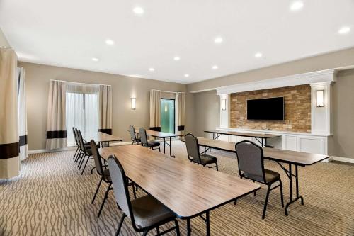 Comfort Suites Rensselaer near Fair Oaks - image 2