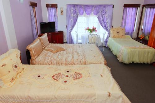 2 queen beds, 1 twin bed