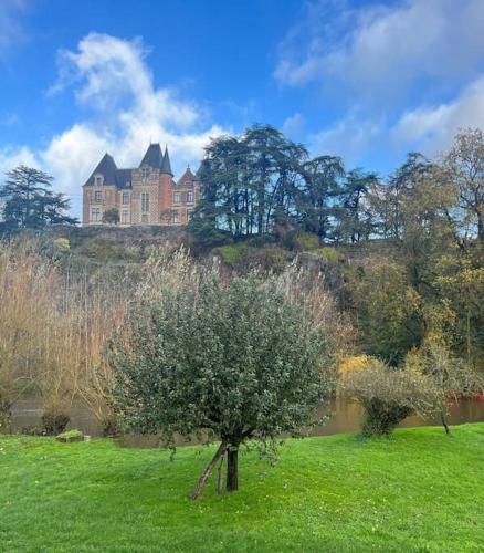 Gîte familial au bord de l'Orne, au pied du château de Mesnil-Glaise (Gite familial au bord de l'Orne, au pied du chateau de Mesnil-Glaise) in Екуш