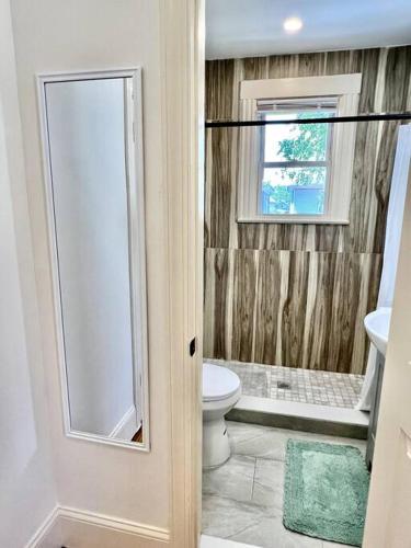 Modern Apartment - 3 Bedrooms, 2 Bathrooms in Port Richmond, USA