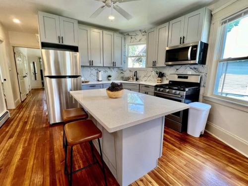 Modern Apartment - 3 Bedrooms, 2 Bathrooms in Port Richmond, USA