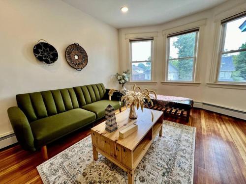 Modern Apartment - 3 Bedrooms, 2 Bathrooms in Port Richmond, USA