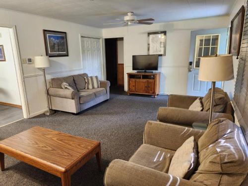 Montauk Lodge - image 11