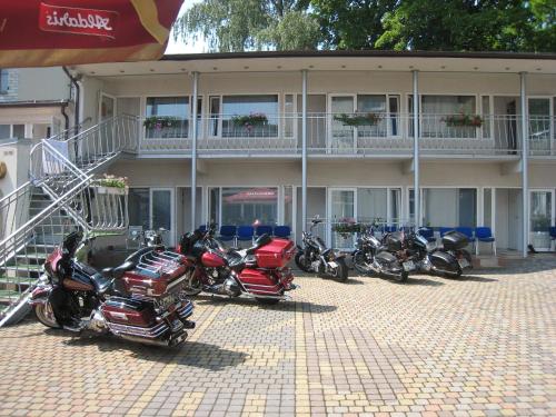NB Hotel with Free Parking - image 4
