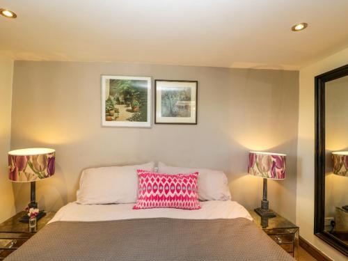 Henmarsh Cottage MORETON IN MARSH - image 11