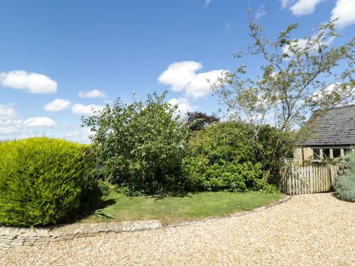 Henmarsh Cottage MORETON IN MARSH - image 8