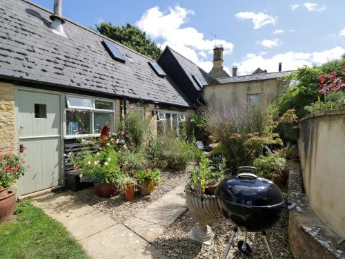 Henmarsh Cottage MORETON IN MARSH - main image