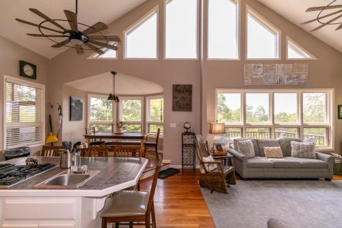 Misty Mountain Hideaway in Blowing Rock, USA