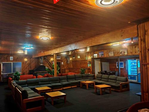 ห้องส่วนกลางสำหรับนั่งเล่น/ดูทีวี, Pipers ski Lodge in อุทยานแห่งชาติทองการิโร