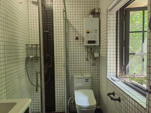 Shanghai Historical Forest Cabin loft With Balcony at second floor near middle Huaihai road, Shanghai (Foto 10)